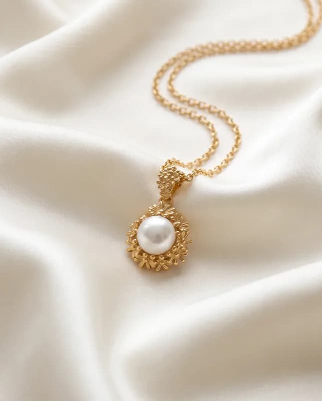 Collar Margarita Mini dorado: una margarita pequeña con perla colgada de una cadena fina
