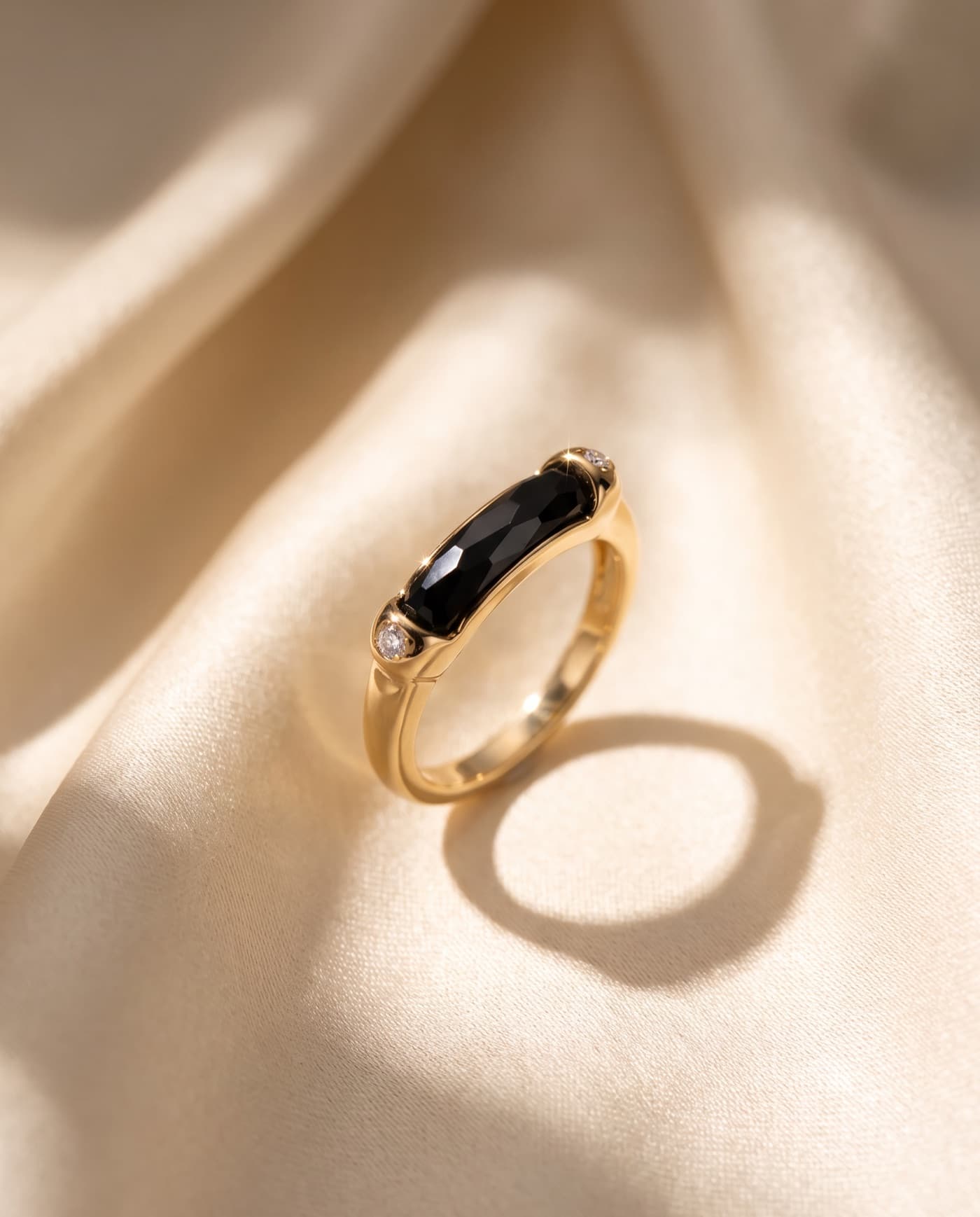 Colección Colección Puente Fino: joya bañada en oro de la línea sobre seda crema, a la luz cálida