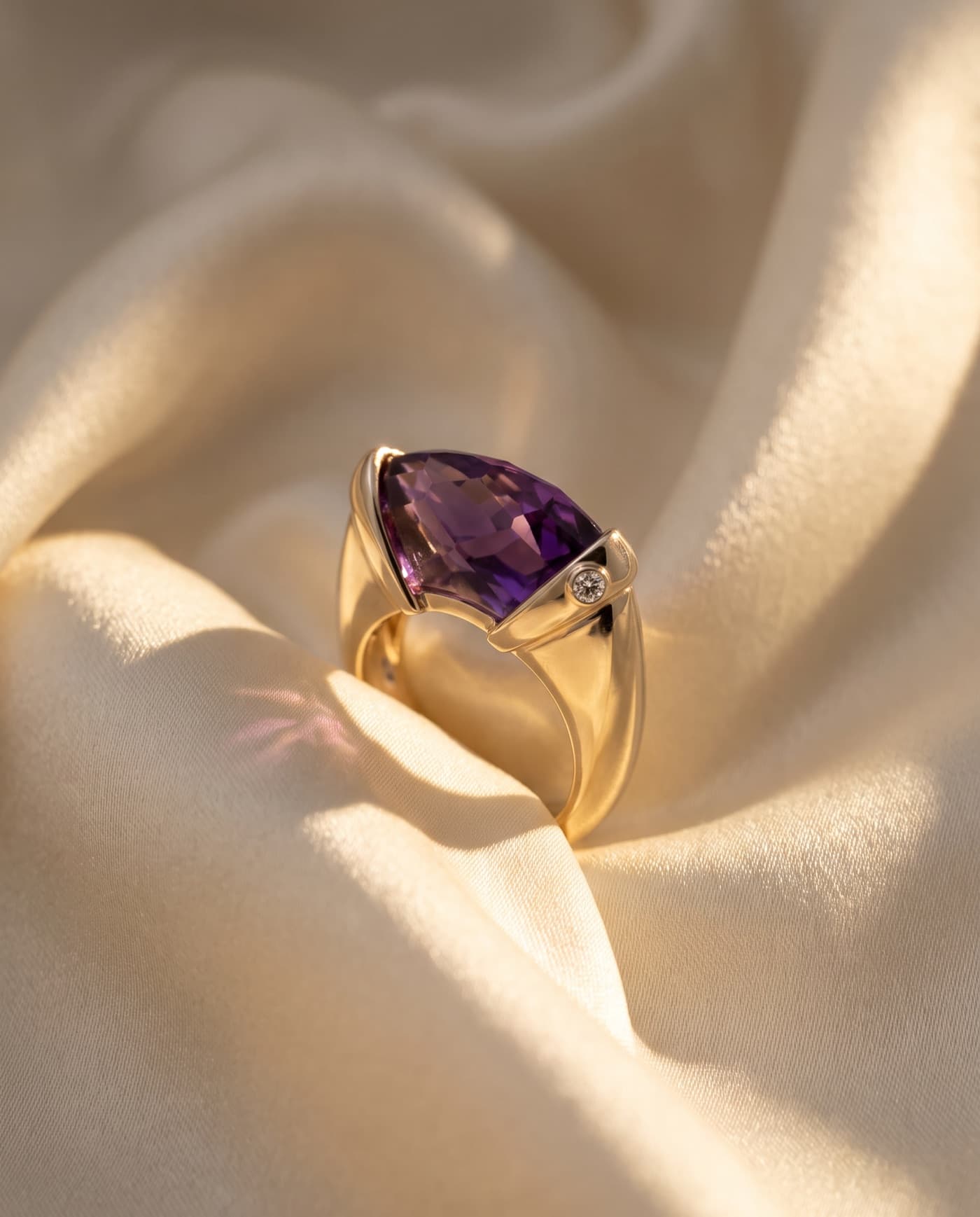 Colección Colección Vela: joya bañada en oro de la línea sobre seda crema, a la luz cálida