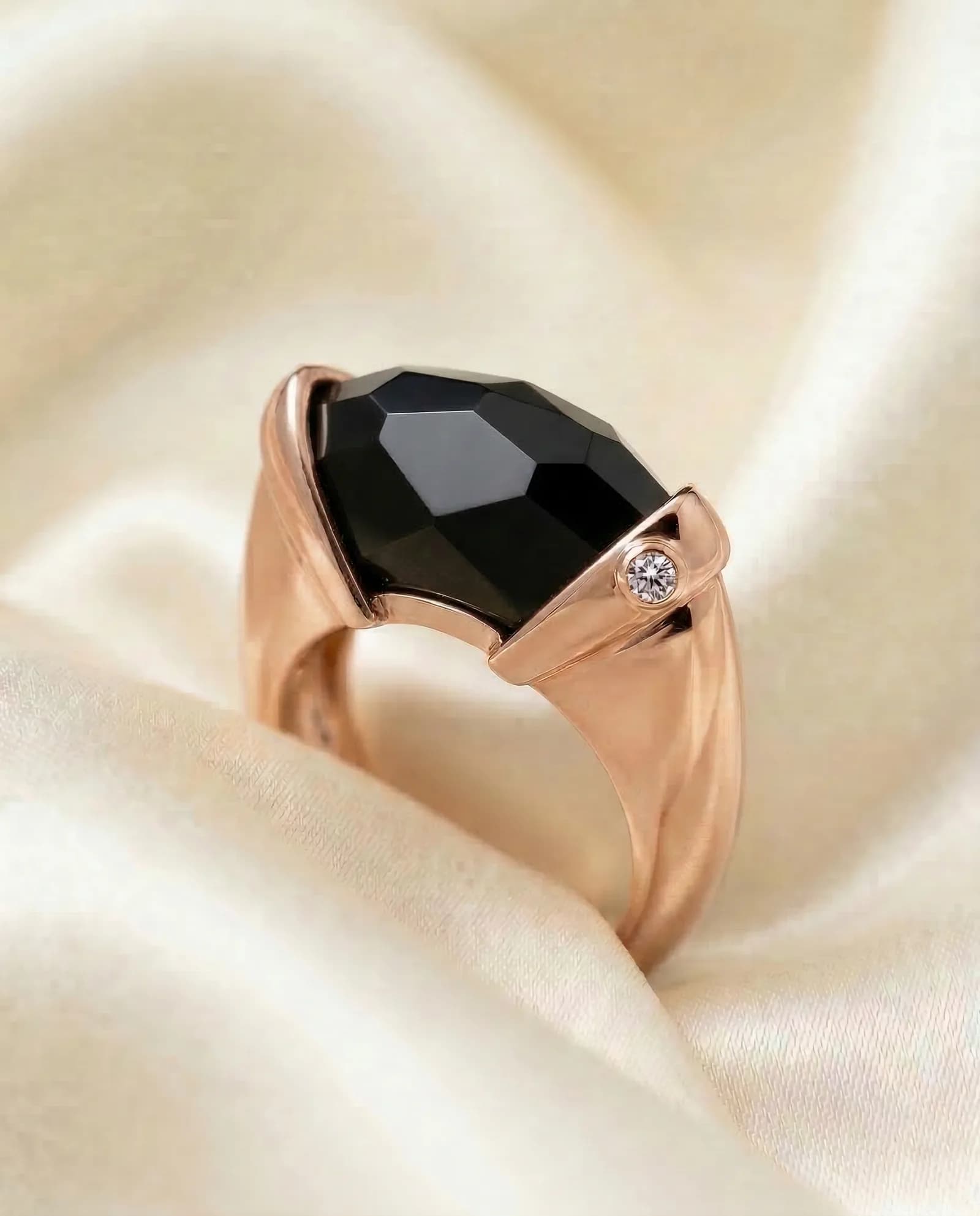 Anillo Vela, Ónix negro · Oro rosa