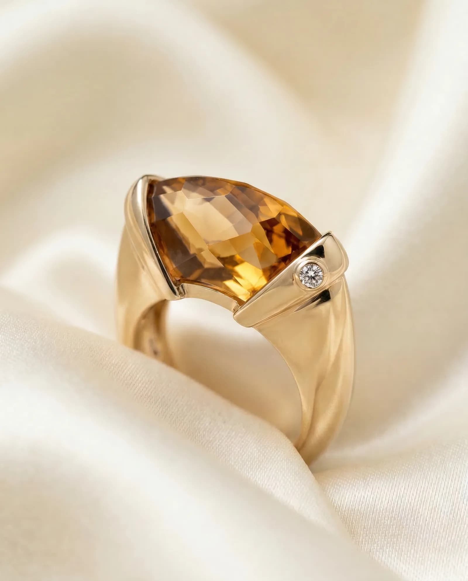 Anillo Vela, Ámbar naranja · Oro amarillo