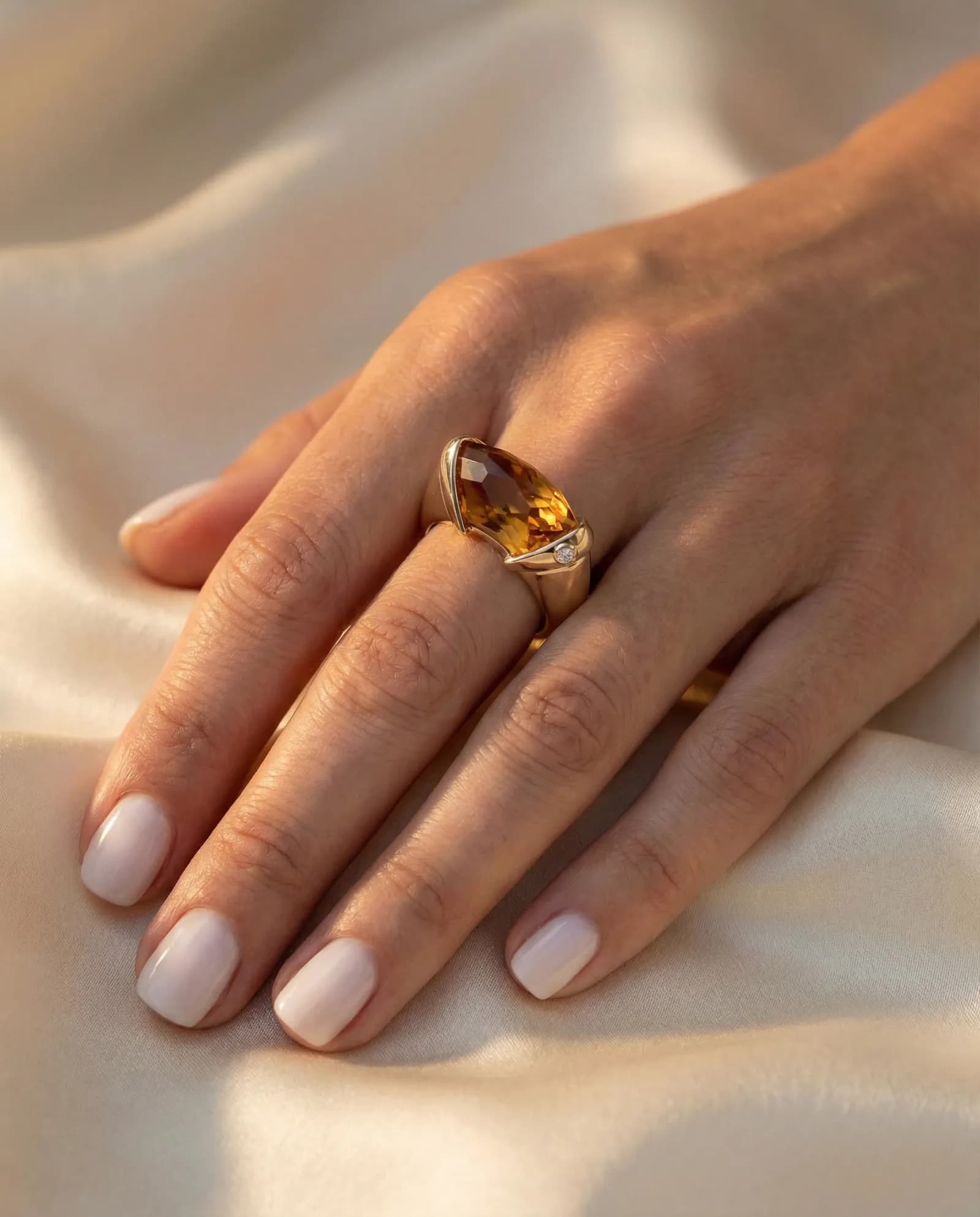 Anillo Vela, Ágata blanca · Oro amarillo