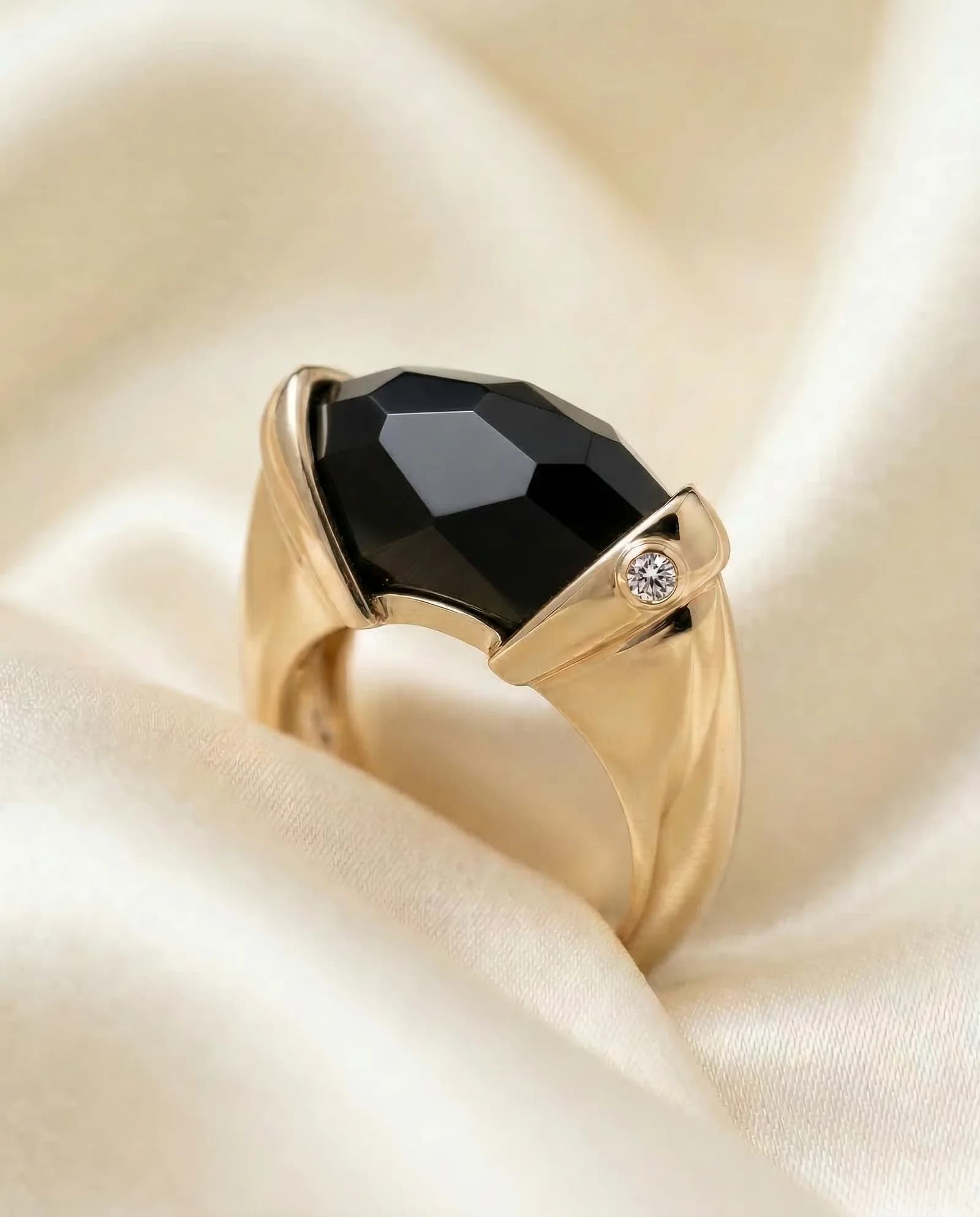 Anillo Vela, Ónix negro · Oro amarillo
