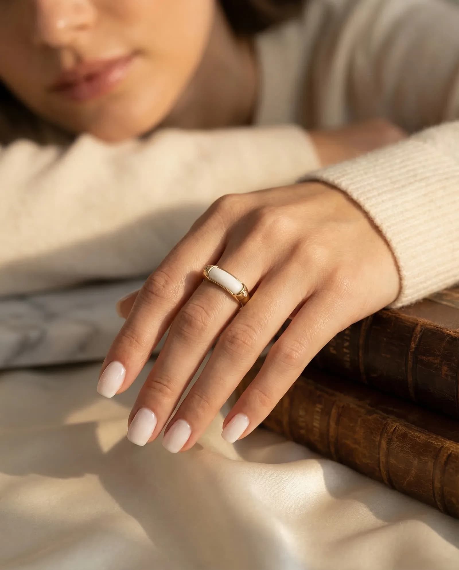 Anillo Puente Ancho - Piedra lisa, Ágata blanca · Oro amarillo