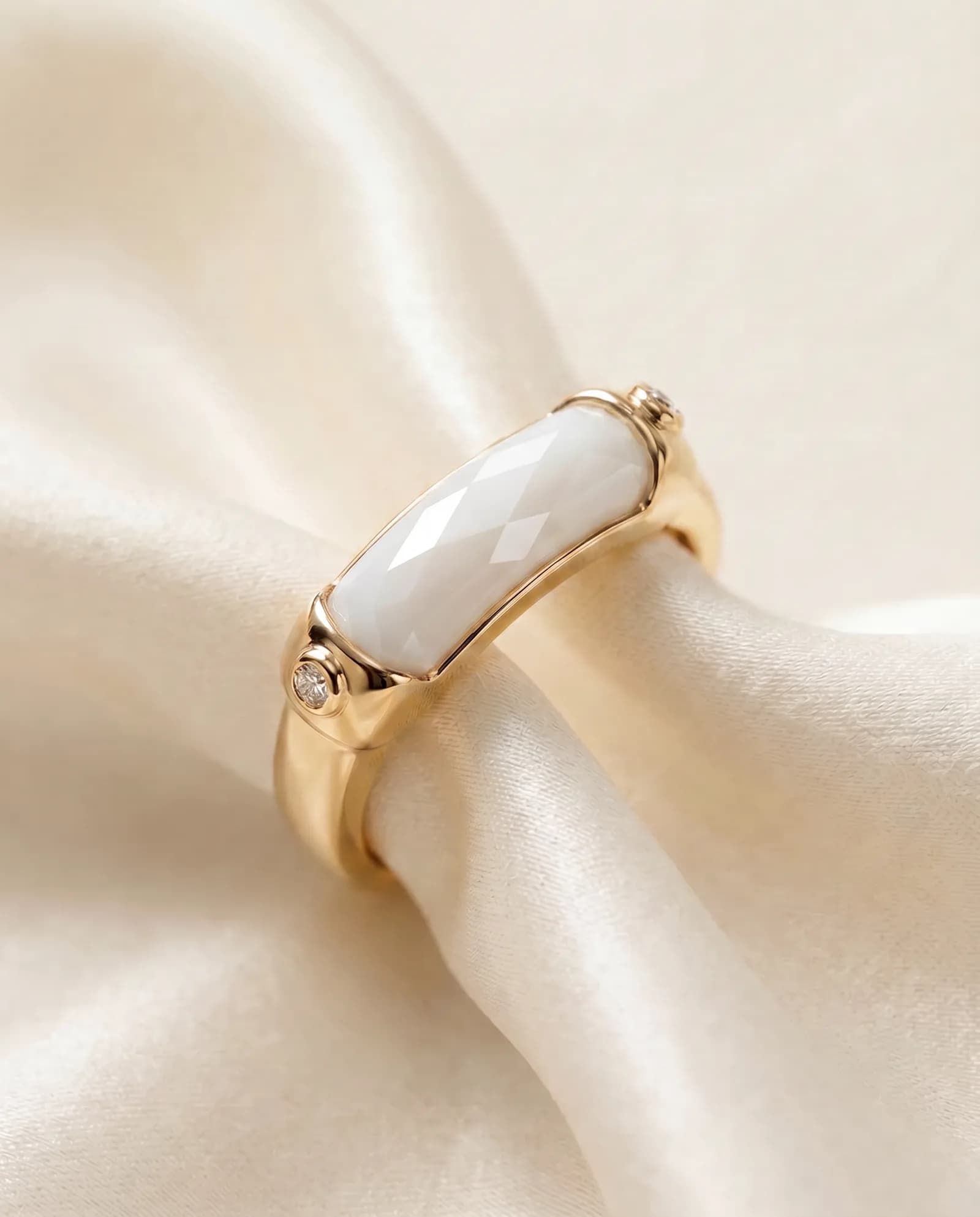 Anillo Puente Ancho - Piedra facetada, Ágata blanca · Oro amarillo