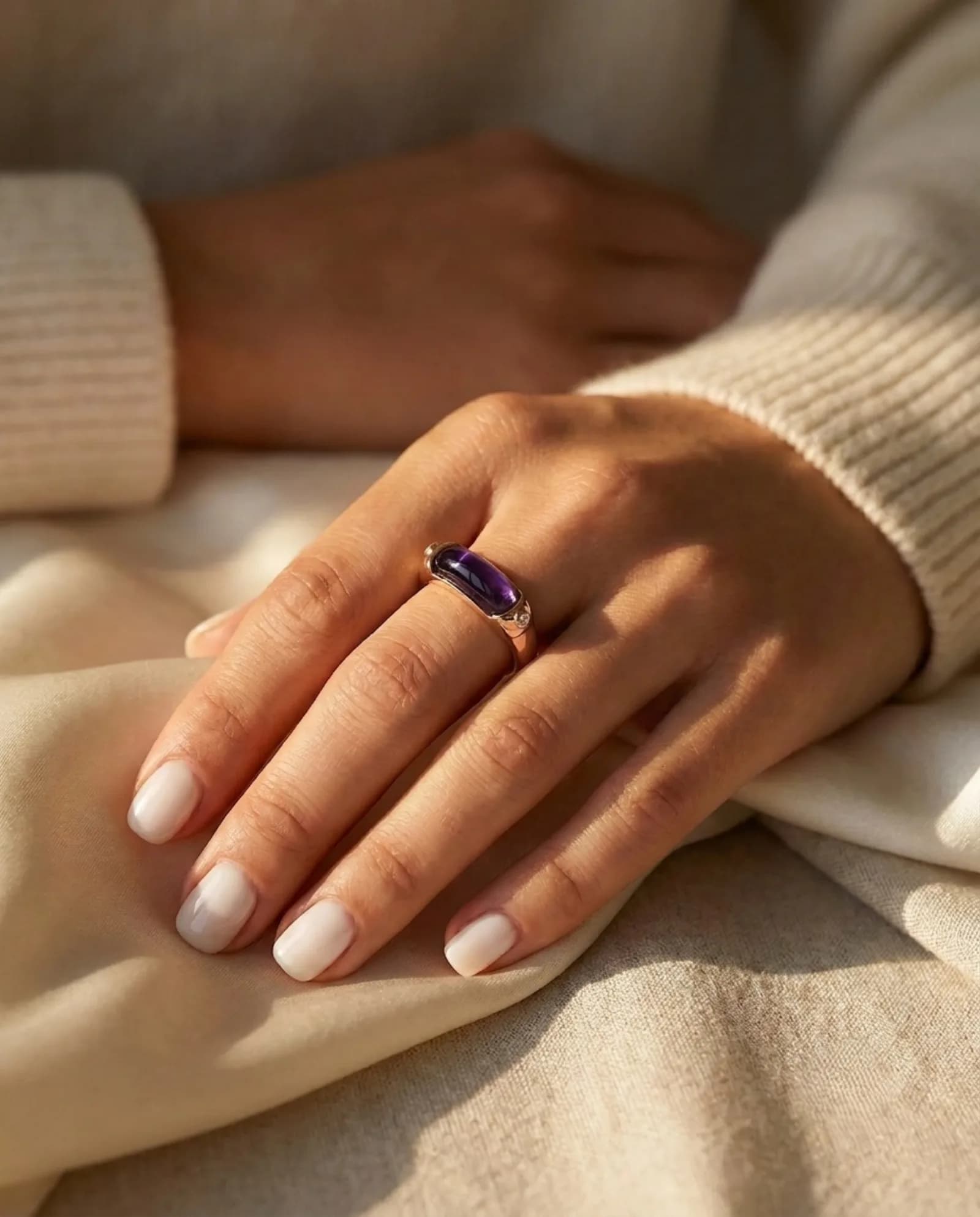 Anillo Puente Ancho - Piedra lisa, Amatista violeta · Oro rosa