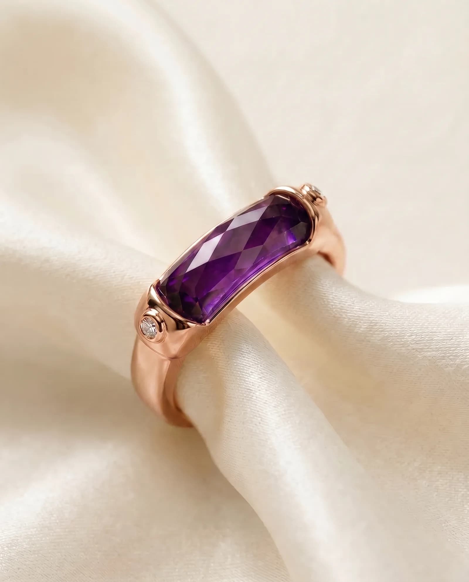 Anillo Puente Ancho - Piedra facetada, Amatista violeta · Oro rosa
