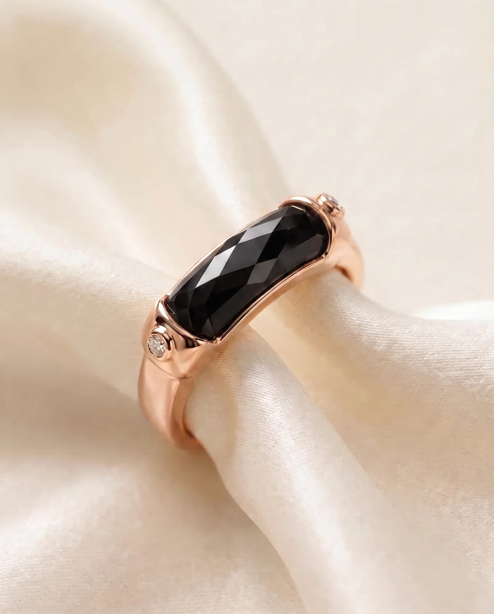 Anillo Puente Ancho - Piedra facetada, Ónix negro · Oro rosa