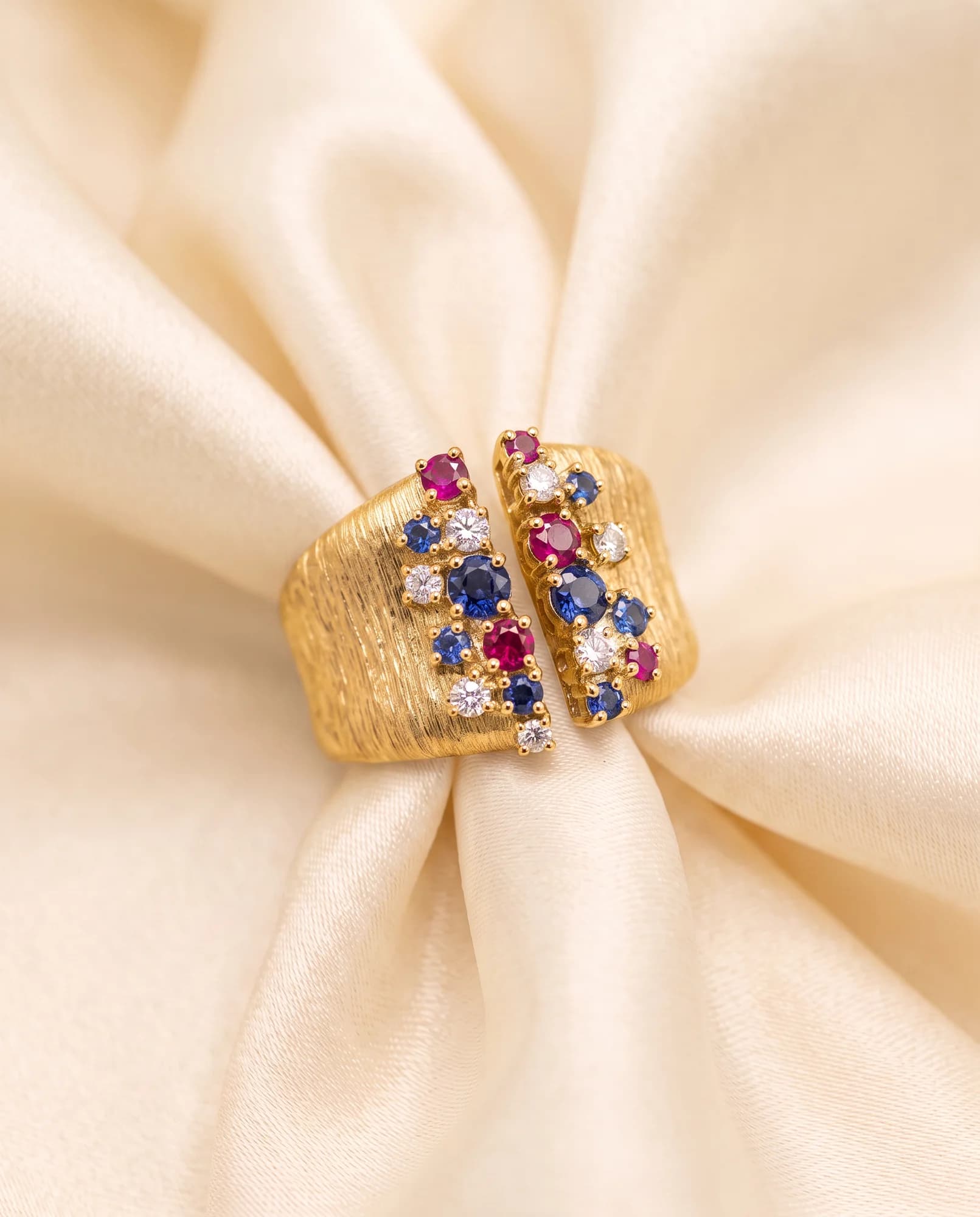 Anillo Café, Azul, fucsia y blanco · Oro amarillo