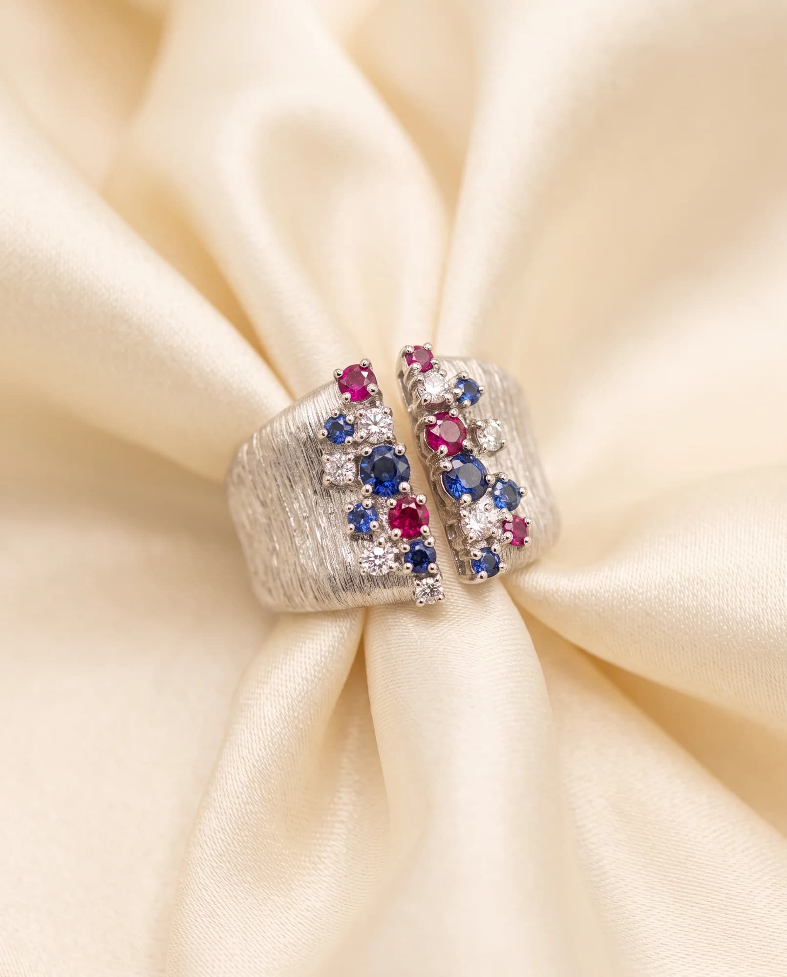 Anillo Café, Azul, fucsia y blanco · Oro blanco