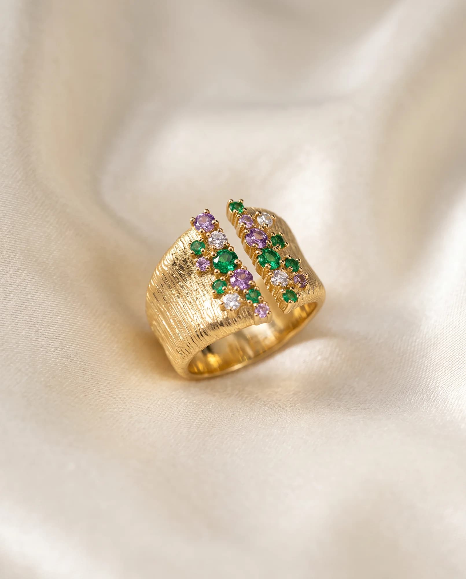 Anillo Café, Verde, lila y blanco · Oro amarillo