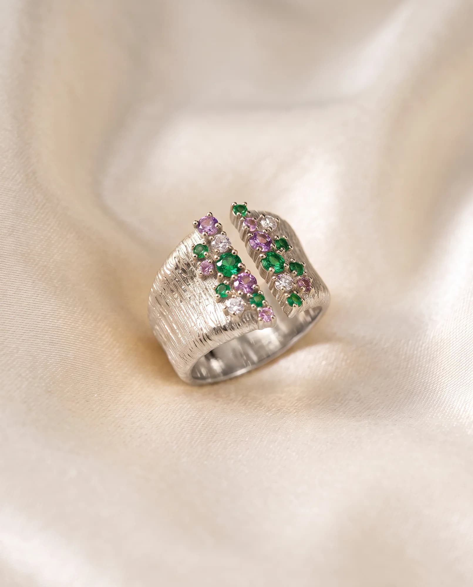 Anillo Café, Verde, lila y blanco · Oro blanco