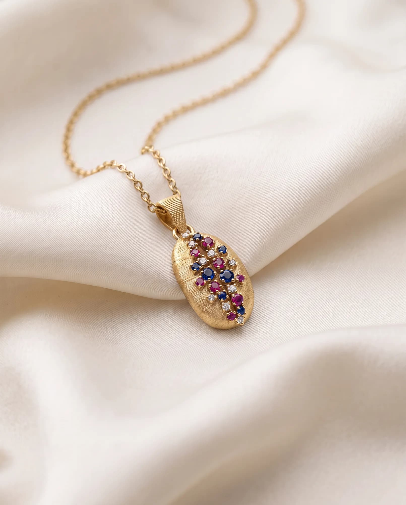 Collar Café, Azul, fucsia y blanco · Oro amarillo