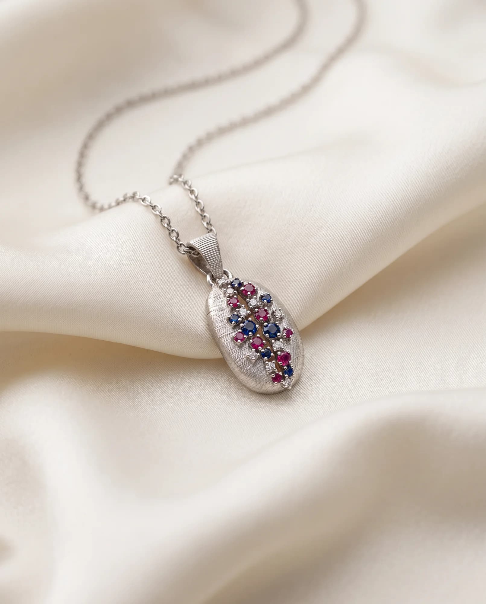 Collar Café, Azul, fucsia y blanco · Oro blanco