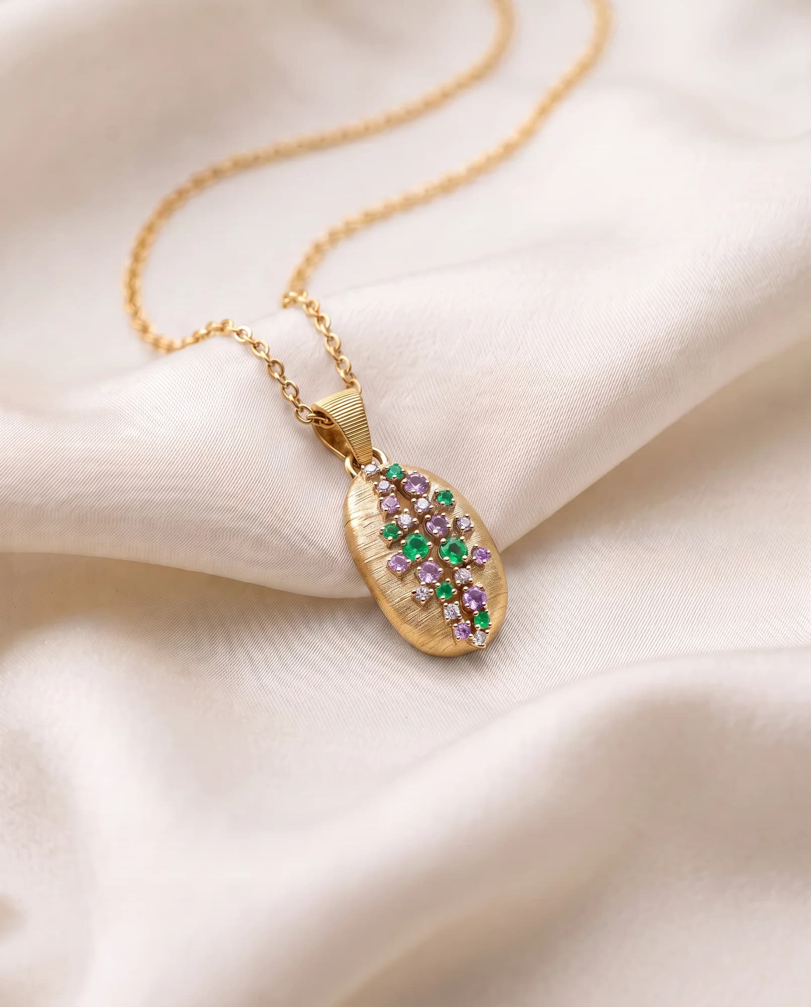 Collar Café, Verde, lila y blanco · Oro amarillo