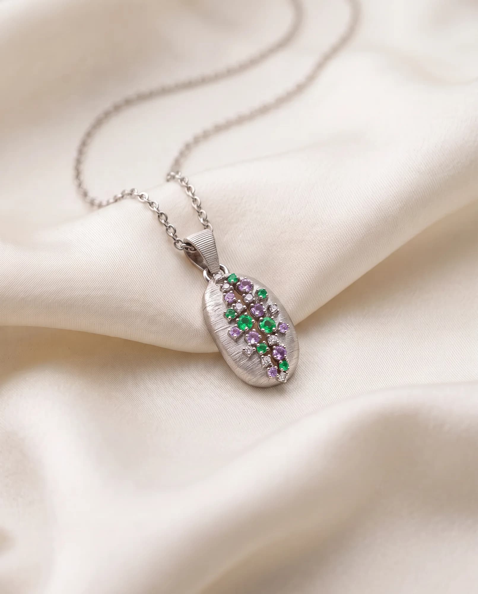 Collar Café, Verde, lila y blanco · Oro blanco