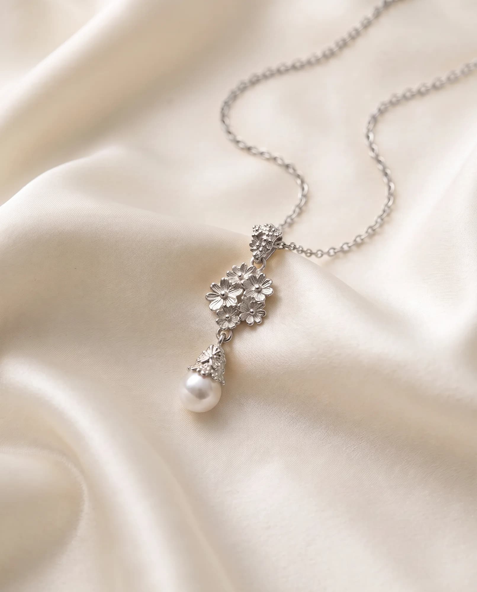 Collar Margarita Grande, Oro blanco
