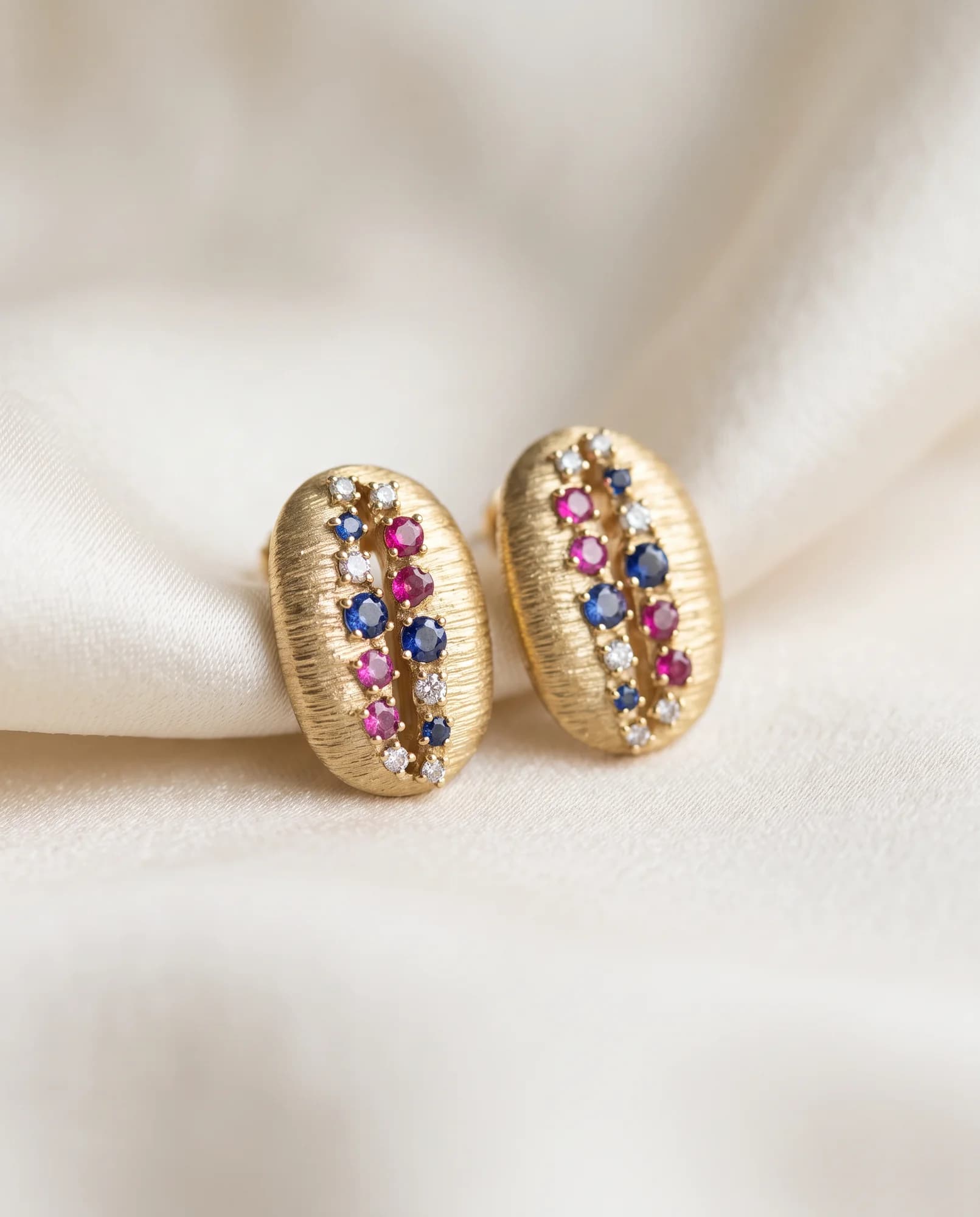 Pendientes Café, Azul, fucsia y blanco · Oro amarillo