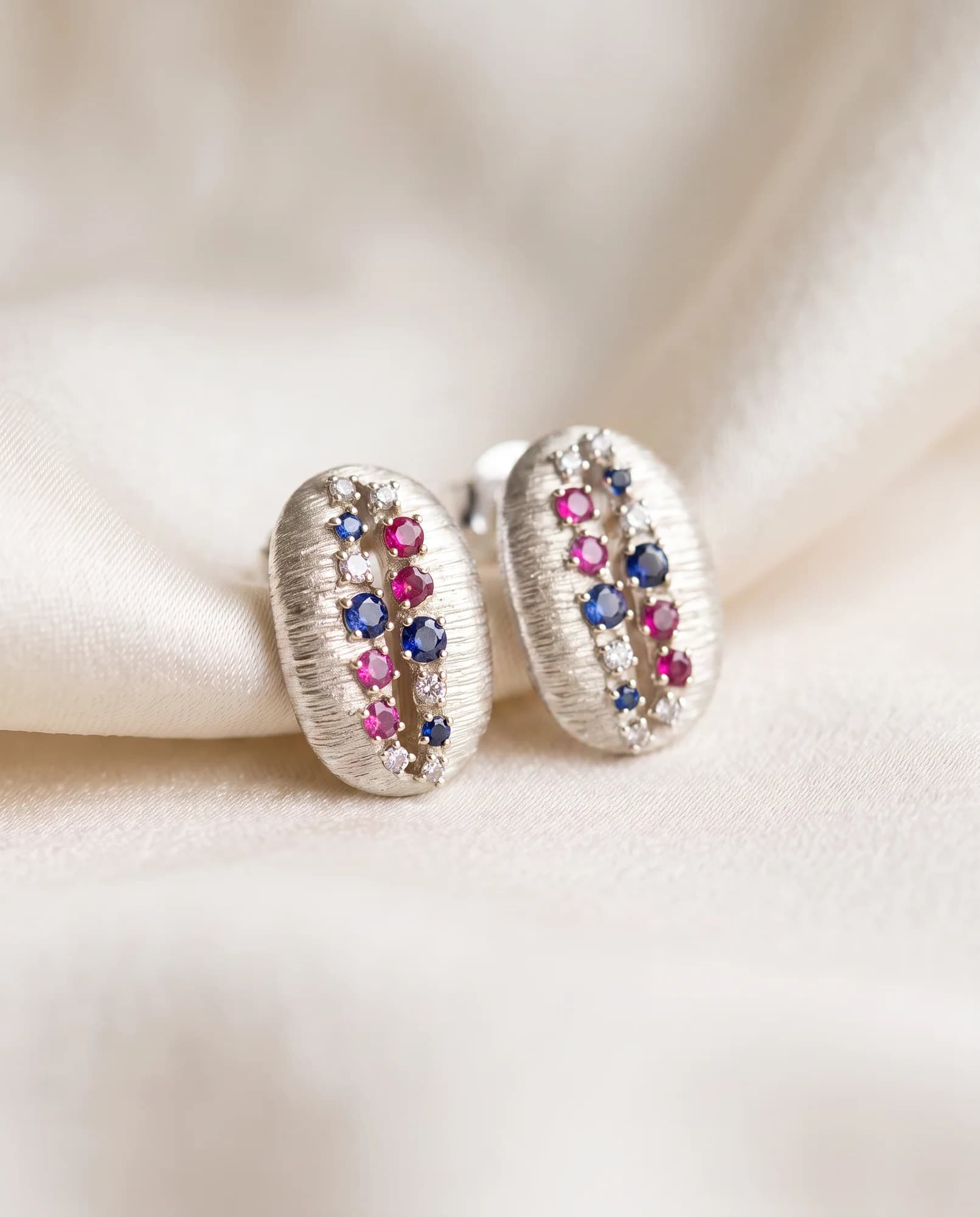 Pendientes Café, Azul, fucsia y blanco · Oro blanco
