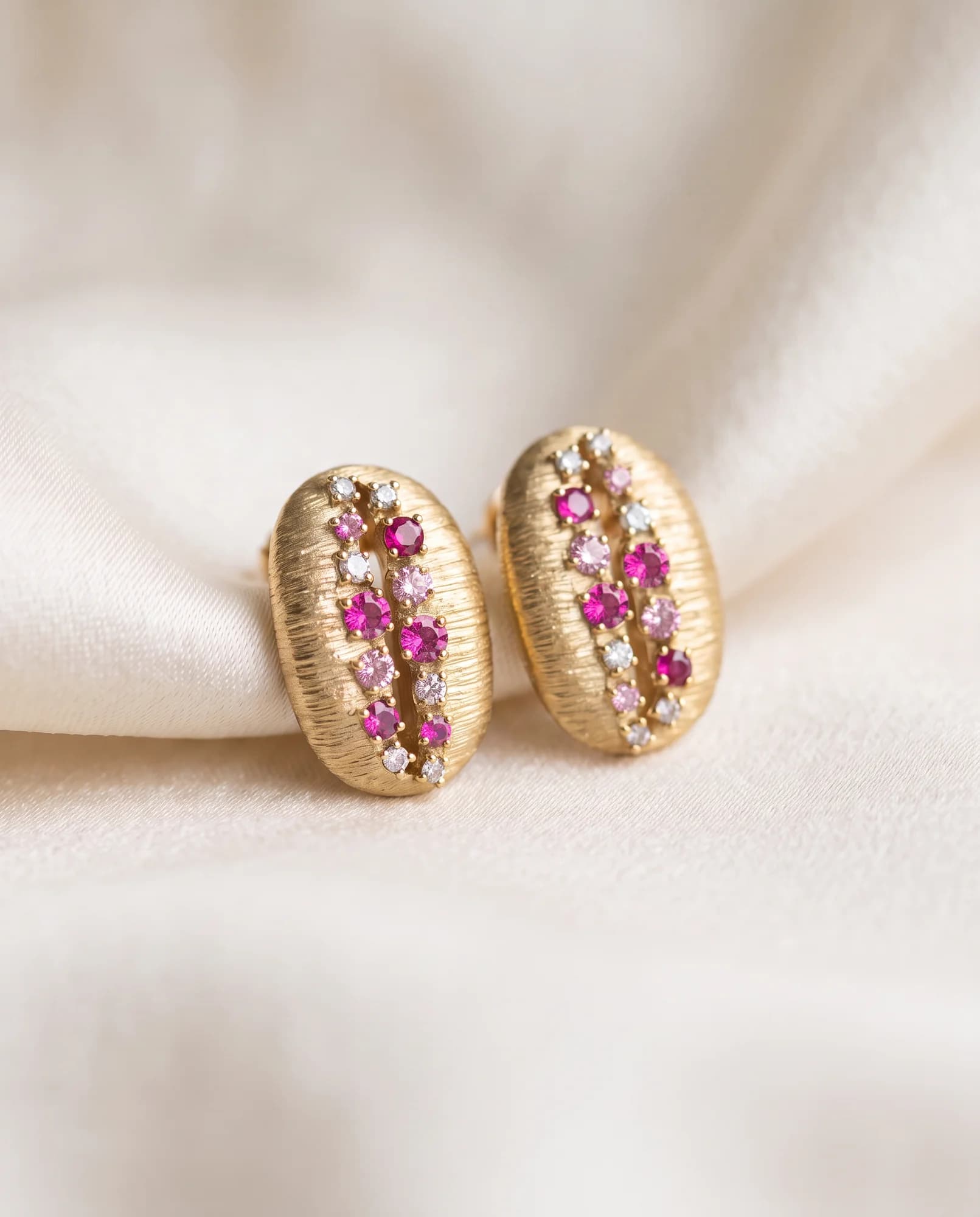 Pendientes Café, Fucsia, rosa y blanco · Oro amarillo