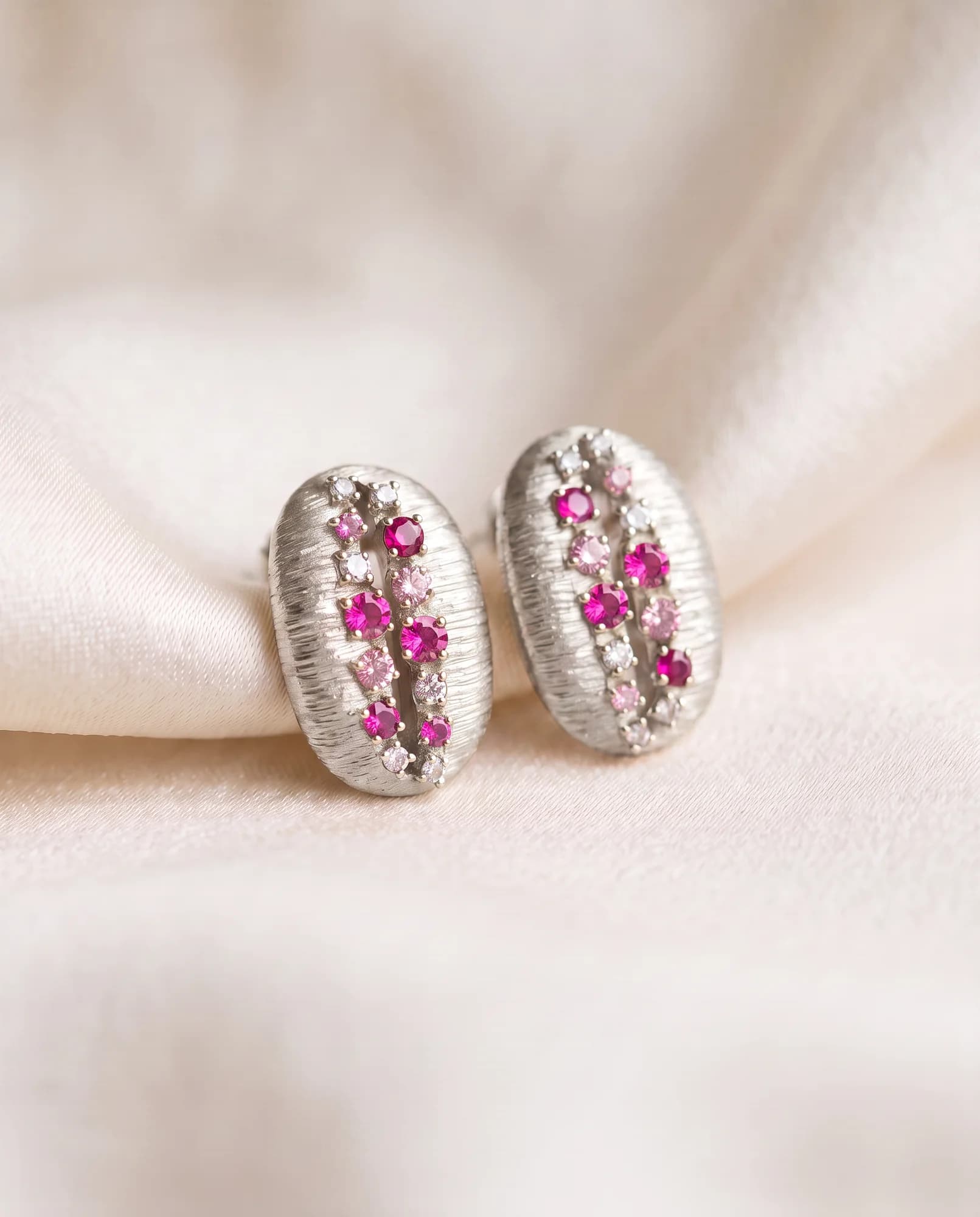 Pendientes Café, Fucsia, rosa y blanco · Oro blanco