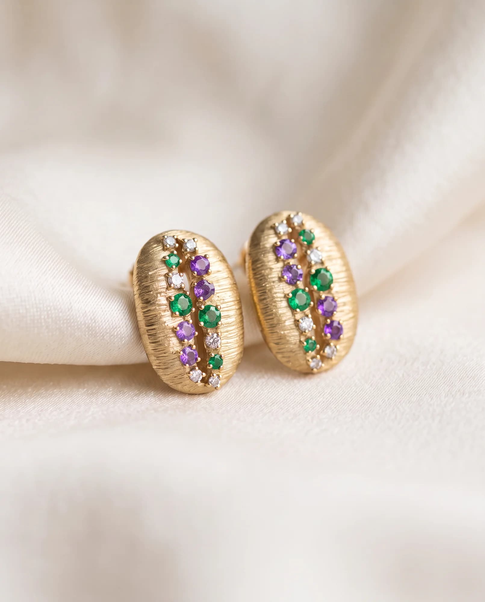 Pendientes Café, Verde, lila y blanco · Oro amarillo