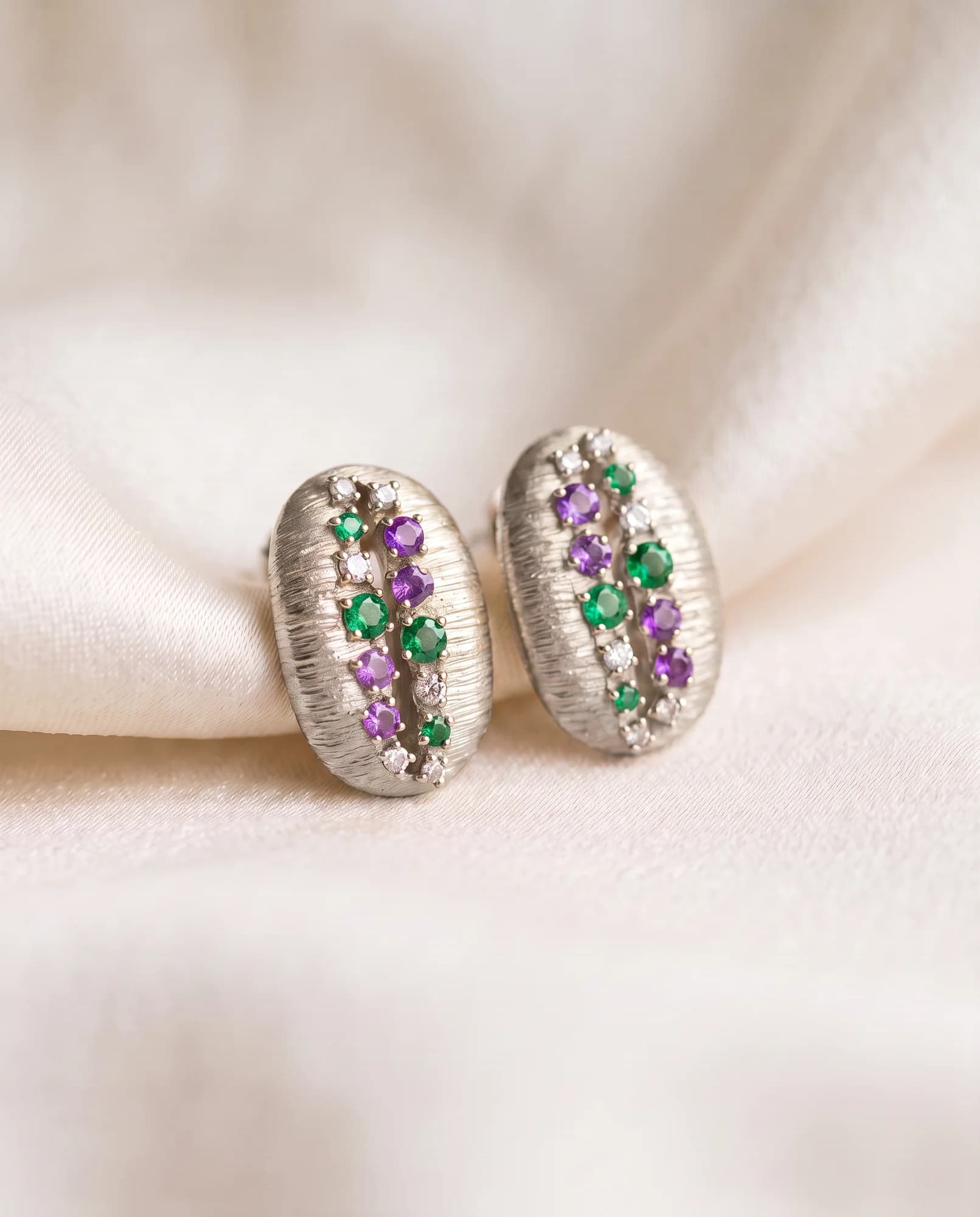 Pendientes Café, Verde, lila y blanco · Oro blanco